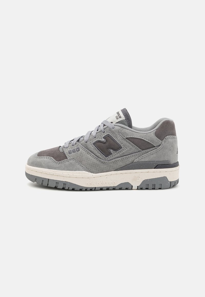 Baskets New Balance 550 grises avec des matériaux en suède et mesh, semelle intermédiaire blanche, semelle extérieure noire et logo sur le côté et la languette.