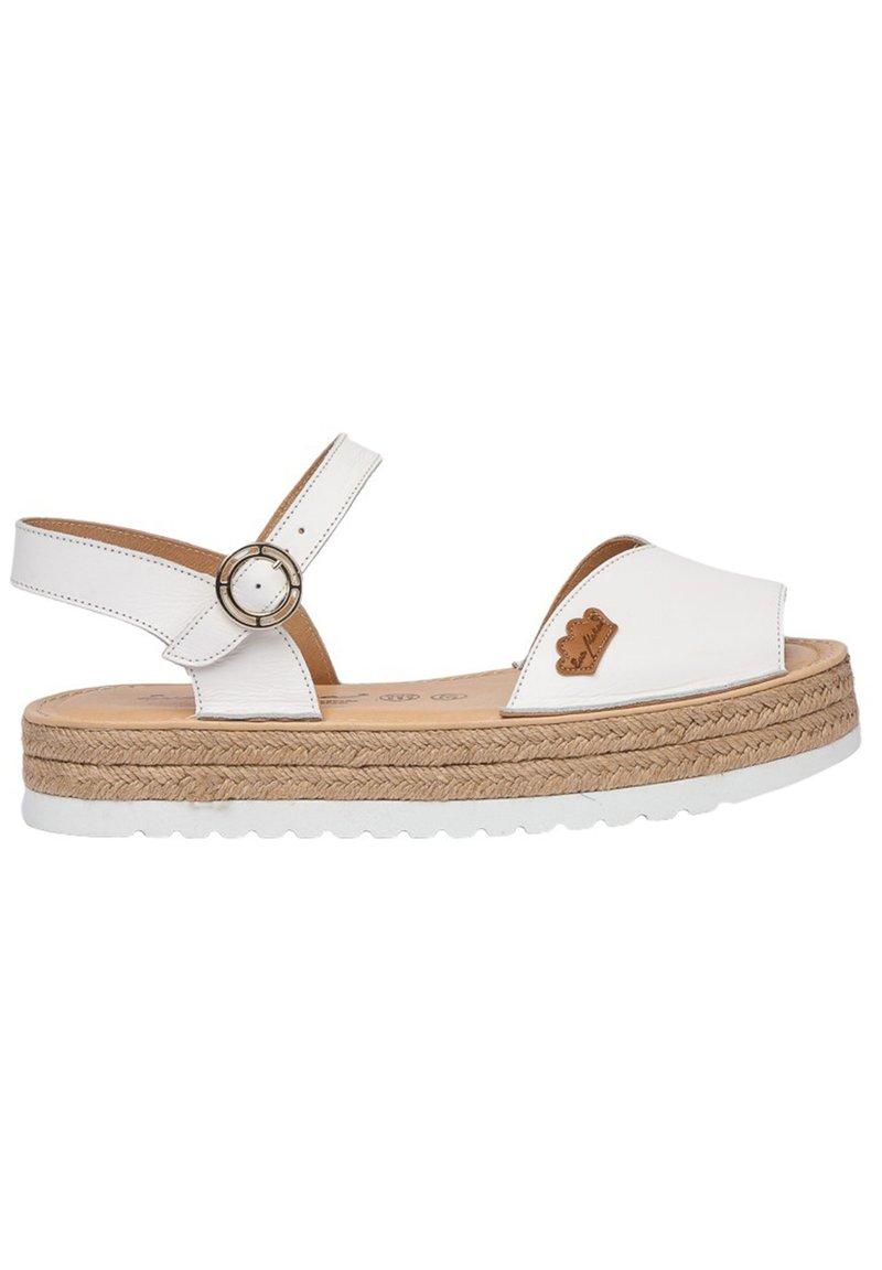 Sandalía de cuero blanca con una tira redonda en el tobillo, plataforma de yute natural y suela de goma blanca. Logo estampado en el lateral.
