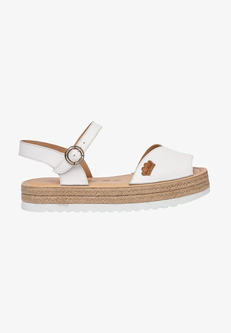Sandalía de cuero blanca con una tira redonda en el tobillo, plataforma de yute natural y suela de goma blanca. Logo estampado en el lateral.