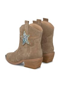 Botas de ante marrón hasta el tobillo con tacones de bloque de madera y una estrella decorativa adornada con rhinestones azules y claros en el lado exterior.