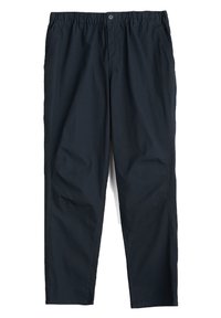 Pantalones negros con cintura elástica y corte relajado, que cuentan con dos bolsillos laterales y una textura de tela suave y ligera.