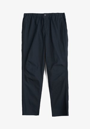 Pantalones negros con cintura elástica y corte relajado, que cuentan con dos bolsillos laterales y una textura de tela suave y ligera.