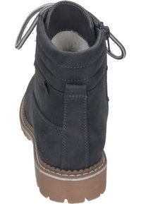 Bottine grise avec cuir texturé, col rembourré et languette de traction. Dispose d'une semelle en caoutchouc avec bande de traction et de coutures contrastées.