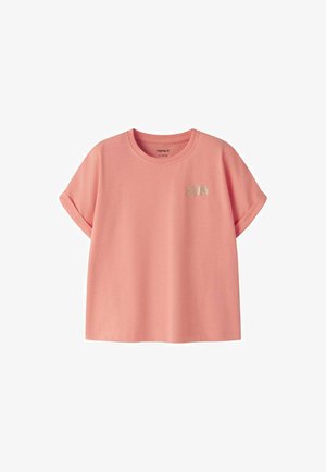 T-shirt rose à manches courtes avec poignets retroussés et petit texte pailleté "SUN" sur le côté gauche de la poitrine.