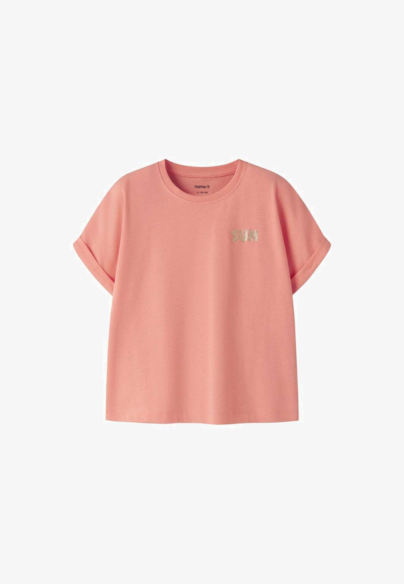 T-shirt rose à manches courtes avec poignets retroussés et petit texte pailleté "SUN" sur le côté gauche de la poitrine.