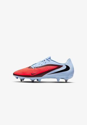 Ghete de fotbal roșii și albastre deschise cu un model texturat, accente negre în formă de swoosh și cinci cuie rotunde pe talpă pentru aderență.