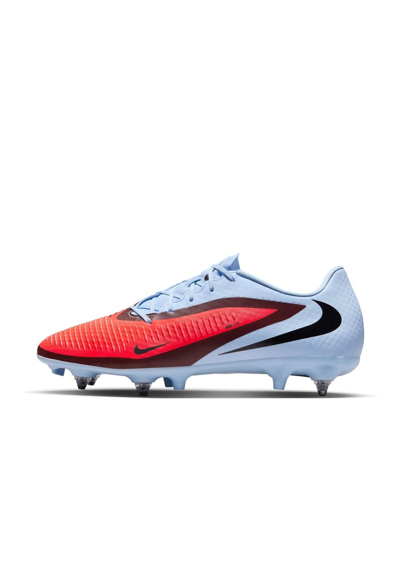 Scarpe da calcio rosse e azzurre chiaro con un motivo testurizzato, dettagli neri a forma di swoosh e cinque tacchi arrotondati sulla suola per una migliore trazione.