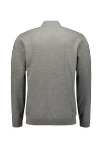 Achteraanzicht van een effen grijze langemouwen trui met geribbelde manchetten, zoom en kraag op een witte achtergrond.