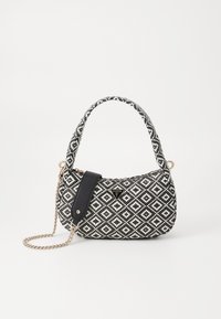 Sac à main à motifs noir et blanc avec une poignée courte en tresse, une bandoulière en cuir et une chaîne dorée. Présente une plaque logo à l'avant.