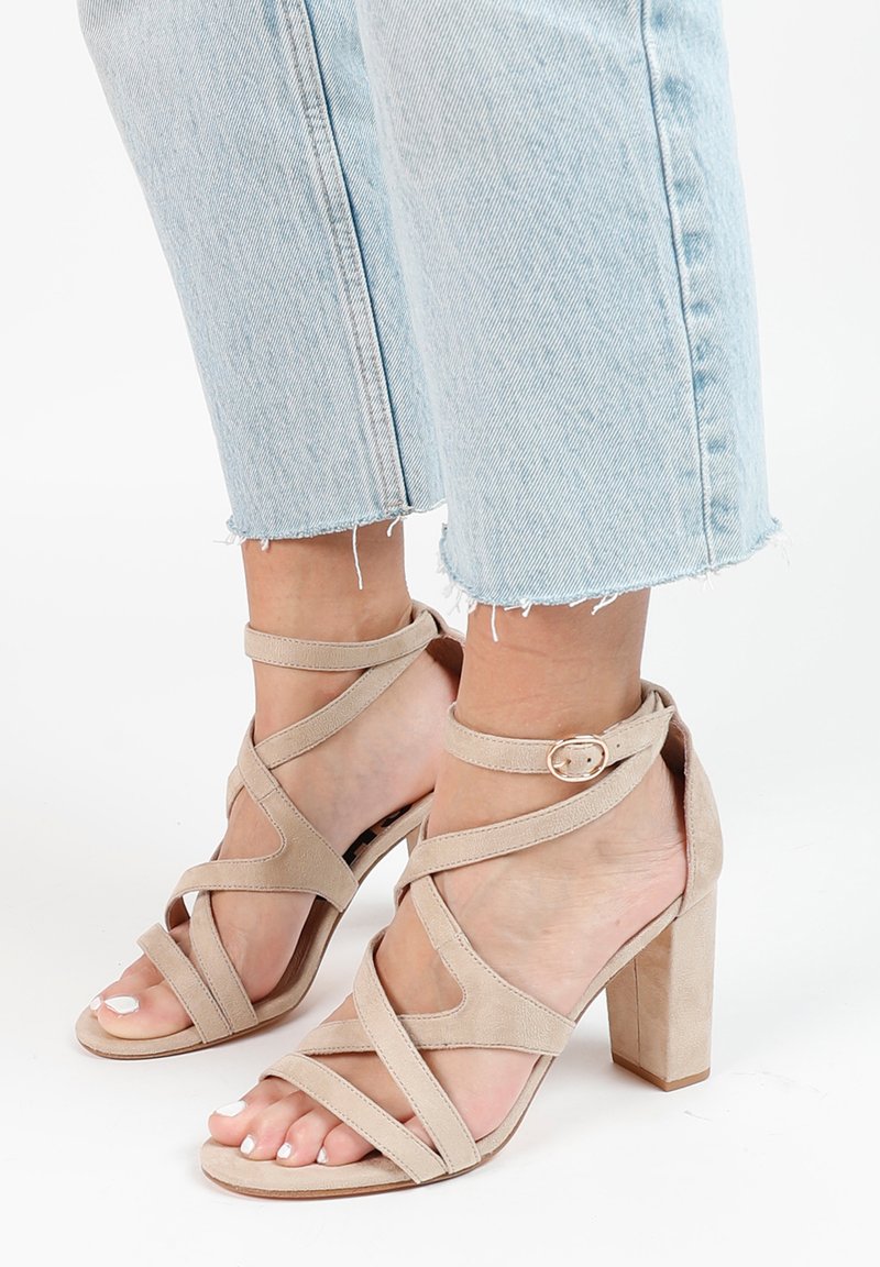 schuhe beige sandaletten