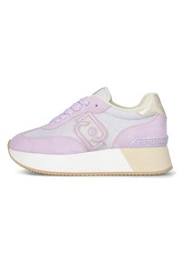 Sneaker lilla in morbida suede e rete, con una suola intermedia bianca e un dettagli accentato sul tallone, e un design con lacci.