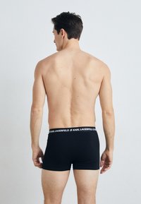 Zwarte boxershorts met een brede tailleband met het logo "KARL LAGERFELD". Zachte stof, aansluitende pasvorm en naadloos ontwerp.