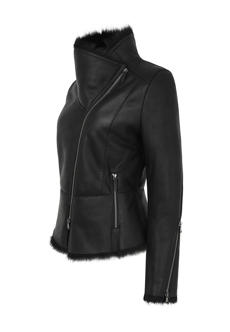 Czarna skórzana kurtka z wysokim kołnierzem, asymetrycznym zapięciem na zamek i kieszeniami na zamek; posiada puszystą czarną lamówkę przy mankietach i dolnym brzegu.