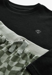 Next SINGLE COSY SET - Pyžamová súprava - black green checkerboard