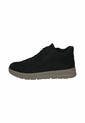 Zwarte suède hoge sneaker met zwarte veters en dikke lichtbruine rubberen zool, gezien van opzij.