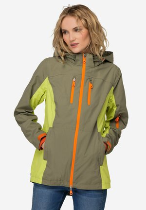 Giacca impermeabile verde oliva, con accenti giallo brillante e zip arancioni. Presenta un cappuccio, molteplici tasche e polsini regolabili.