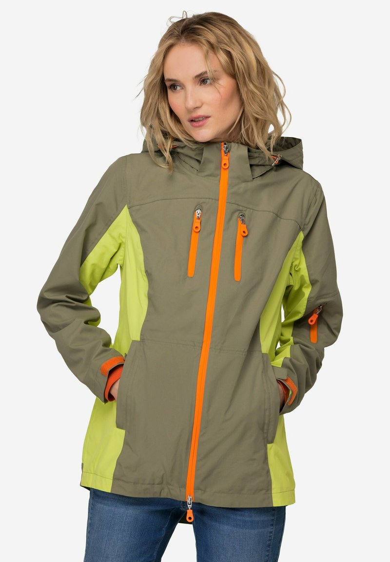 Chaqueta resistente al agua en verde olivo, con detalles en amarillo brillante y cremalleras naranjas. Cuenta con capucha, múltiples bolsillos y puños ajustables.