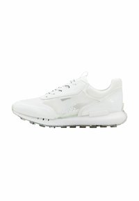 Zapatilla deportiva blanca con un empeine suave, detalles de malla, puntera redondeada y suela texturizada. Presenta cordones y sutiles acentos de marca.