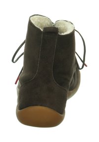 Dunkelbraune Wildlederknöchelstiefel mit brauner Gummisohle und weißem Fleecefutter, von hinten betrachtet mit hängenden Schnürsenkeln an den Seiten.