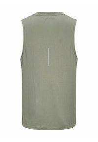 Haut de sport sans manches vert clair fabriqué en tissu en maille respirant, comportant un accent réfléchissant subtil, centré verticalement à l'arrière.