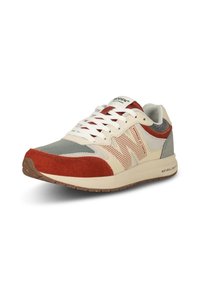 Męskie sneakersy w odcieniach beżu, czerwieni i szarości. Cholewka z zamszu i siateczki z perforowanymi detalami. Białe sznurowadła i gumowa podeszwa z brązowymi akcentami.