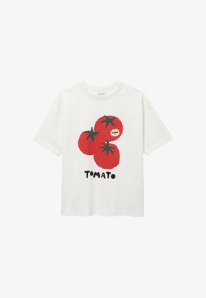 T-shirt blanc à manches courtes avec un motif de trois tomates rouges, des tiges vertes, une petite étiquette "SPANIA" sur une tomate et le texte "TOMATO" en dessous.