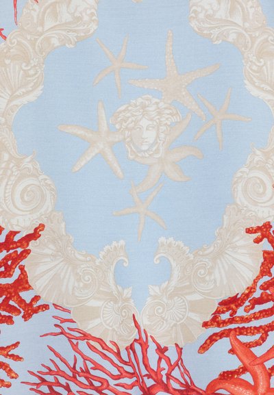 Audinys su šviesiai mėlynu fonu, puošnią smėlio spalvos raštų, jūros žvaigždžių ir ryškių raudonųjų koralų dizaino derinį. Išskirtinis detalių apdorojimas su klasikais motyvais.