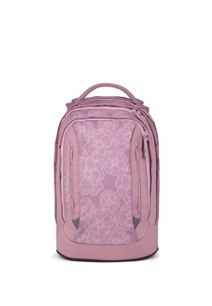 Rosa Rucksack mit Blumenmuster, mehreren Reißverschlussfächern und einem oberen Tragegriff, steht aufrecht vor weißem Hintergrund.