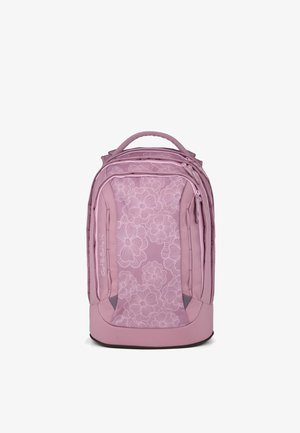 Rosa Rucksack mit Blumenmuster, mehreren Reißverschlussfächern und einem oberen Tragegriff, steht aufrecht vor weißem Hintergrund.