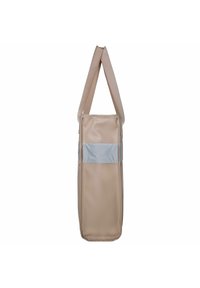 Una borsa tote beige realizzata in materiale liscio e resistente, con un accento in tessuto blu sul davanti e due manici robusti per il trasporto.