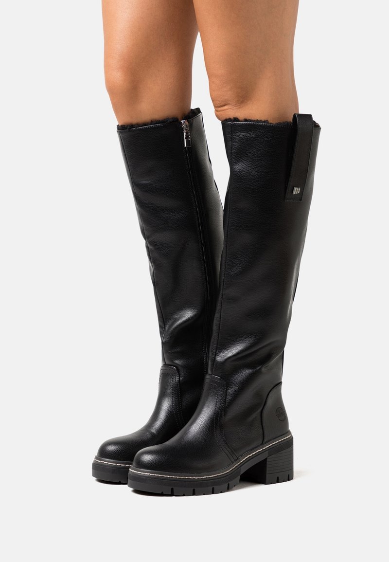 Bottes noires montantes en cuir lisse, avec un extérieur texturé, une fermeture éclair sur le côté et une semelle robuste et épaisse avec un accent métallique subtil.