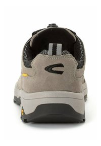 Graues Wildlederschuh mit einem schwarzen Mesh-Kragen, Gummisohle, gelben Akzenten und einer grauen Fersenschlaufe. Verfügt über einen strukturierten Rückenteil für besseren Halt.