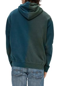 Mikina s kapucí s přechodem barev z tmavě modrozelené do tmavě zelené. Měkká bavlněná látka, volný střih, žebrované manžety a lem.