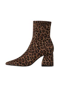 Botki na kostkę w leopardzie w deseń, z czubkiem w kształcie szpica, teksturowanym materiałem i grubym obcasem. Paleta kolorów obejmuje odcienie brązu i czerni.