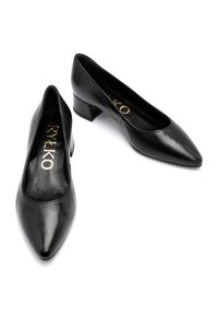 Czarne skórzane półbuty na niskim obcasie z noskiem w szpic i gładką fakturą. Posiadają złote logo na wkładce. Prosty, klasyczny design.