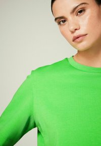 Next HEAVYWEIGHT SHORT SLEEVE CREW NECK STANDARD - Marškinėliai su spaudiniu - green