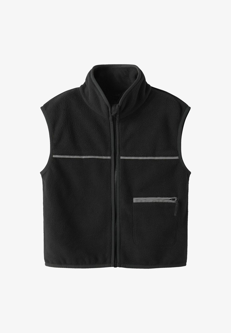 Crna flis prsluk s visokim ovratnikom, punim prednjim patentnim zatvaračem, reflektirajućim detaljima i jednim džepom na lijevoj strani s patentnim zatvaračem te jednim otvorenim džepom s desne strane.