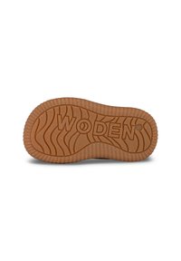 Hnedá gumená podrážka s textúrovaným vlnitým vzorom a embosovaným logom "WODEN". Zaoblené hrany a výrazný vzor pre dobrú priľnavosť.