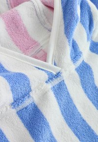 Terry cloth hoodie med vertikala ränder i blått, vitt och rosa, med V-hals och kontrasterande vit kant längs kanterna.