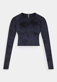 Γυναικείο μακρυμάνικο κοντό τοπ σε σκούρο μπλε με μαύρο σχέδιο tie-dye και στρογγυλή λαιμόκοψη, απλωμένο επίπεδα σε λευκό φόντο.