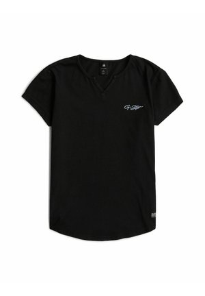 Czarny T-shirt z krótkim rękawem z małym białym logo "G-Star" na lewej piersi i małą metką blisko dolnego brzegu na białym tle.
