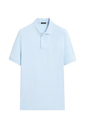 Polo bleu clair à manches courtes avec deux boutons et un col, présenté à plat sur un fond blanc.