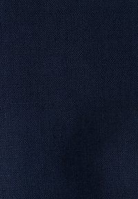 Tiefes marineblaues, strukturiertes Gewebe mit einem gewebten Muster, das eine grobe, leicht rauhe Oberfläche und eine gleichmäßige Farbe aufweist.