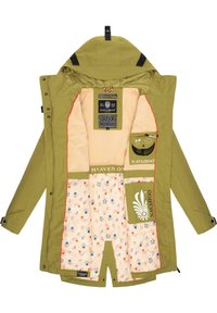 Waterdichte jas in olijfgroen met een zachte beige binnenkant. Voorzien van een bloemenprint voering, merkemblemen en een klein zakje. Inclusief afneembare capuchon.