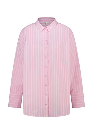Roze overhemd met witte verticale strepen, lange mouwen en een klassieke kraag, getoond op een witte achtergrond.
