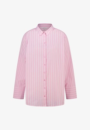 Roze overhemd met witte verticale strepen, lange mouwen en een klassieke kraag, getoond op een witte achtergrond.
