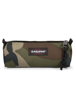 Estuche de lápices Eastpak con estampado de camuflaje, con tejido duradero, cremallera negra y un pequeño lazo para sujeción. Su tamaño es cilíndrico con base plana.
