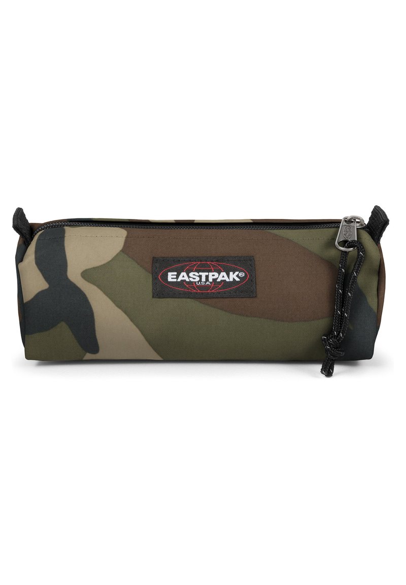 Portapenne Eastpak con stampa camouflage, realizzato in tessuto resistente, con zip nera e un piccolo anello per il fissaggio. La dimensione è cilindrica con base piatta.