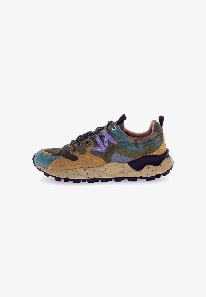 Sneaker multicolore con lacci neri, suola spessa beige maculata, pannelli in suede teal, senape, viola e oliva, e battistrada nero robusto.
