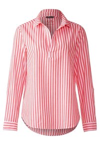 Chemise à manches longues rayée rouge et blanche avec col, patte de boutonnage et poignets boutonnés ; présente un ourlet courbé et un tissu léger.